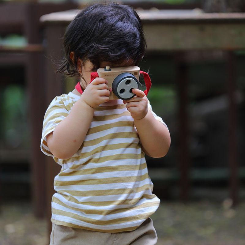 Plan Toys coloured snap camera